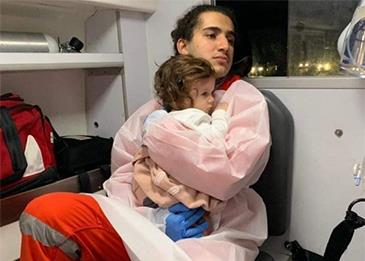 طفلة تفقد والديها في حادث سير أليم في لبنان وصورتها مع المسعف تهز مواقع التواصل