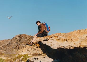 دار LOEWE تطلق خط أزياء رجّالية من وحي الطبيعة الخلابة... أزياء عملية ومفعمة بالأناقة