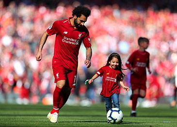 إعلان جديد يجمع مكة محمد صلاح بوالدها