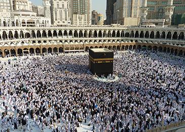 إندونيسيان يعقدان قرانهما أمام الكعبة