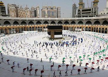 السعودية تسمح لأصحاب تأشيرات الزيارة والسياحة والعمل بأداء العمرة