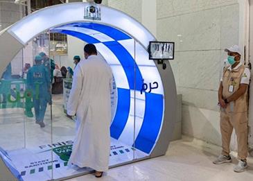 فيديو يظهر لحظة تشغيل جهاز التعقيم الذاتي على أبواب الحرم