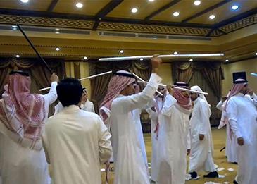 اضغط لمشاهدة الفيديو: شاب أجنبي في عرس يحاول تقليد الرقص السعودي