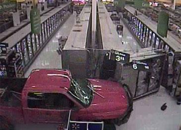 بالفيديو: شاب أمريكي يقتحم مركزًا تجاريًا بسيارته رباعية الدفع!