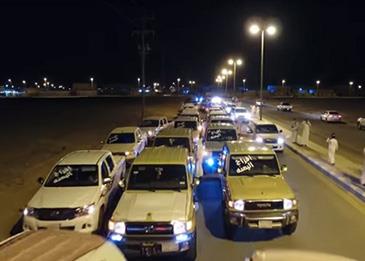 اضغط لمشاهدة الفيديو: موكب زفاف 23 عريسًا سعوديًا من قبيلة واحدة!