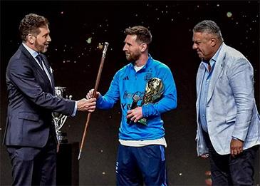 منح ليونيل ميسي عصا كرة القدم السحرية وتنصيبه حاكماً على اللعبة