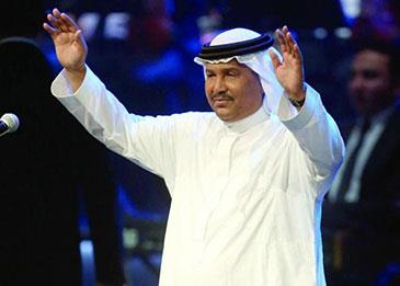 اضغط لمشاهدة الفيديو: محمد عبده يتعرض لموقفٍ محرج على المسرح، تداركه بالضحك للجمهور