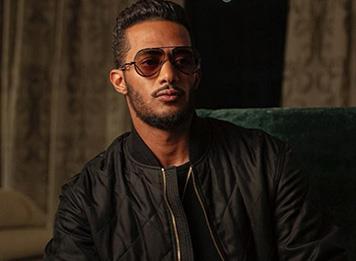 فتاة كويتية تقبّل محمد رمضان