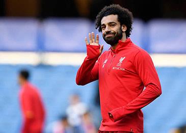 فتاة تحظى بهدية من محمد صلاح خلال مباراة