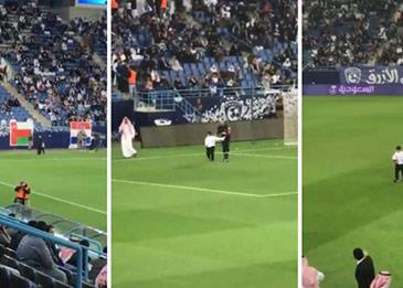 اضغط لمشاهدة الفيديو: طفل يؤخر مباراة في الدوري السعودي الممتاز