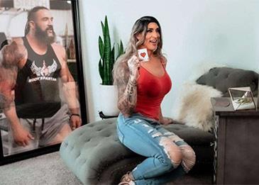 مصارع يتحول إلى أنثى على الرغم من أنه زوج وأب