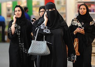 اضغط لمشاهدة الفيديو: المطلق يضع حدًا في شكل عباءة المرأة ويوجه رسالة خاصة للآباء