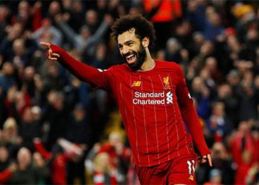 محمد صلاح يحتفل بتسجيل الهدف رقم 100 بارتداء الحذاء الذهبي