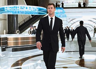 لعشاق سلسة أفلام Men In black... إليكم مجموعة أزياء بول سميث المستوحاة من الفيلم