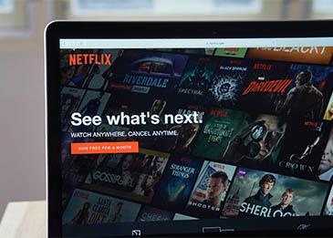 نتفليكس تستحوذ على وارنر براذرز في صفقة تاريخية