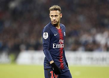 زواج والدة نيمار من شاب عمره 22 عامًا واللاعب ووالده يهنئانها