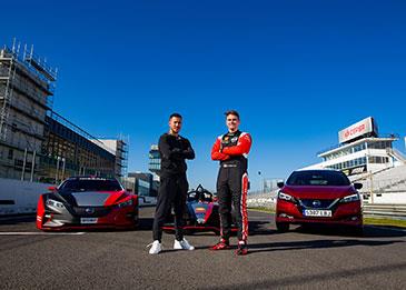 نجم كرة القدم إيدن هازرد يختبر قوة سيارات نيسان الكهربائية