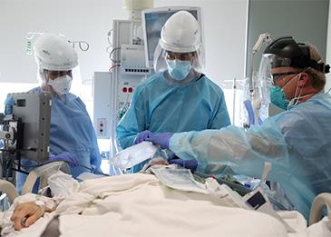 أطباء يجرون عملية ولادة قيصرية لرجل بالخطأ
