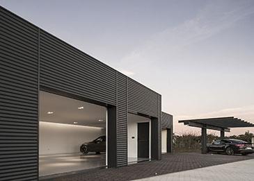 مقطع فيديو من داخل مرآب خاص بدبي يحوي سيارات فخمة