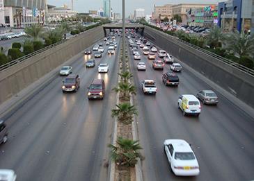 موعد بدء الرصد الآلي لمخالفتي استخدام الجوال وحزام الأمان على طرق السفر بالمملكة