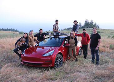 فيديو يحبس الأنفاس... فتاة تصنع أول تسلا بيك-أب في العالم بنفسها