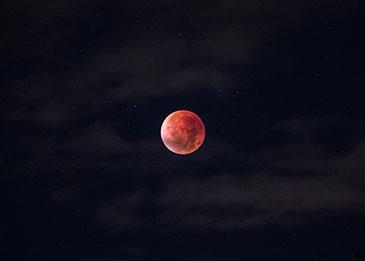 17 يونيو..موعد العالم مع قمر الفراولة الكامل