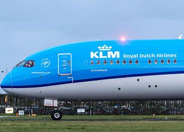 قريبًا..طائرة ركاب تحمل المسافرين في الجناحين