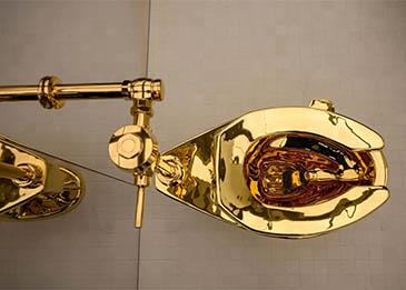 بيع مرحاض ذهبي بأكثر من 12 مليون دولار