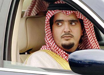 شاهد الأمير عبد العزيز بن فهد أثناء تجواله في أحد المولات الشهيرة بالرياض