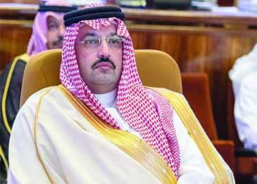 شاهد... أمير عسير يحاول إقناع مسنة بالسكن في قصره