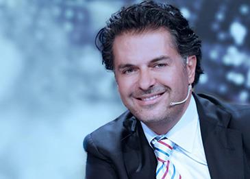 اضغط لمشاهد الفيديو: لحظة سقوط النجم راغب علامة على المسرح