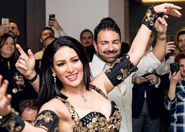 اضغط لمشاهدة الفيديو: شابة مصرية تشعل حفل زفاف مصري برقصها