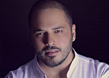 صورة رامي عياش وهو يغسل قدمي والده  تثير ضجة على مواقع التواصل