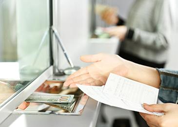 بعد خصم أكثر 50 بالمئة من راتب المقترض.. المركزي الإماراتي يهدد بالتعامل مع الانتهاكات