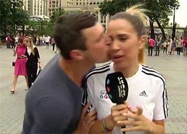 بالفيديو: مشجع يتحرش بمذيعة إسبانية في المونديال!