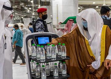 تدشين روبوت ذكي يوزّع عبوات مياه زمزم في السعودية