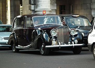 سيارة العائلة المالكة من نوع "رولز رويس" ستعرض للبيع بسعرٍ صادم!