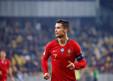 طبيب جراح يتحدث بالتفصيل عن عمليات التجميل التي خضع لها رونالدو