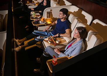 تجربة المشاهدة السينمائية الأكثر فخامة في العالم بانتظار الزوار  في "ريل سينما- دبي مول" بحلتها الجديدة