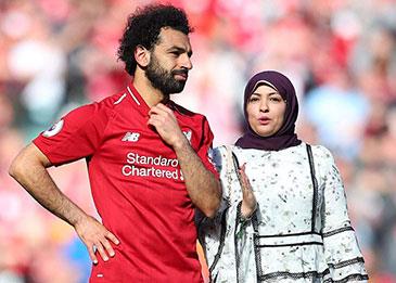 زوجة محمد صلاح تتسلم جائزة القدم الذهبية نيابة عنه رغم حضوره الحفل