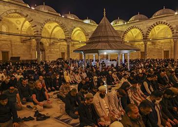 القارئ المصري أحمد نعينع يؤم ليلة القدر الأولى في مسجد آيا صوفيا منذ 88 عامًا
