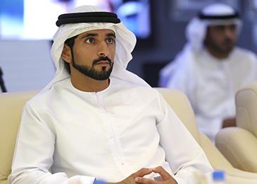 نعامة تسابق ولي عهد دبي أثناء ركوبه الدراجة