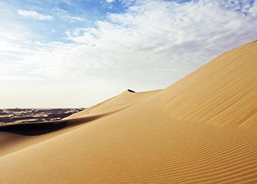 "من دون أعواد ثقاب أو قداحة" سعودي يشعل النار في الرمال