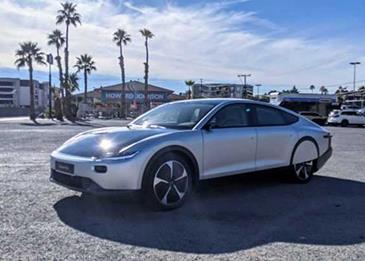 تصنييع أول سيارة تعمل بالطاقة الشمسية