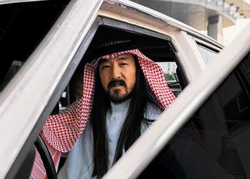 ستيف أوكي بالزي السعودي