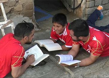 بالفيديو..رجل أعمال بحريني يبني منزلاً لطالب يذاكر على أضواء أعمدة الإنارة