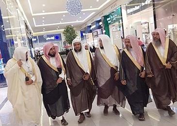 اضغط لمشاهدة الفيديو: أشرس هوشات رجال الهيئة مع النساء المتبرجات المتمردات في السعودية!