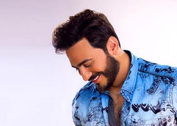 بالفيديو: تامر حسني يقبل يد إحدى معجباته
