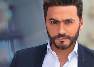 اضغط لمشاهدة الفيديو: تامر حسني يقبل يد معجبة في إحدى الحفلات