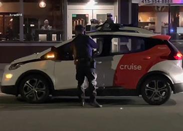 شرطي يوقف سيارة ذاتية القيادة ليحرر لها مخالفة